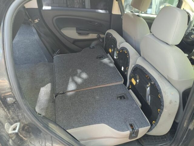 Черный Фиат Гранде Пунто, объемом двигателя 1.2 л и пробегом 287 тыс. км за 4500 $, фото 8 на Automoto.ua