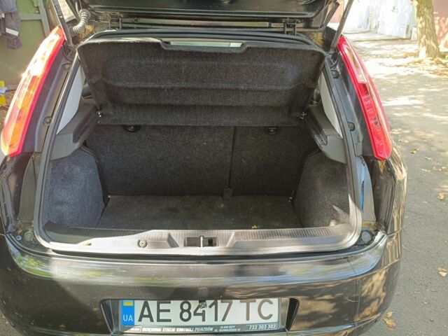 Черный Фиат Гранде Пунто, объемом двигателя 1.2 л и пробегом 287 тыс. км за 4500 $, фото 4 на Automoto.ua