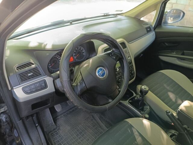 Черный Фиат Гранде Пунто, объемом двигателя 1.2 л и пробегом 287 тыс. км за 4500 $, фото 22 на Automoto.ua