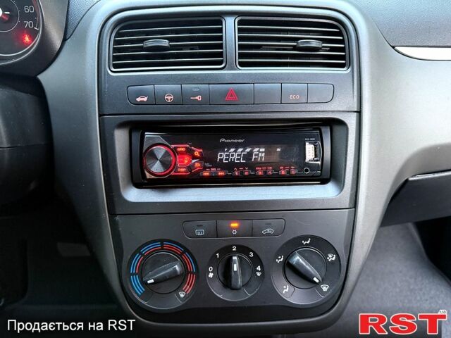 Фиат Гранде Пунто 2008 в Киеве на Automoto.ua Черный Фиат Гранде Пунто, объемом двигателя 1.4 л и пробегом 155 тыс. км за 4200 $, фото 7 на Automoto.ua