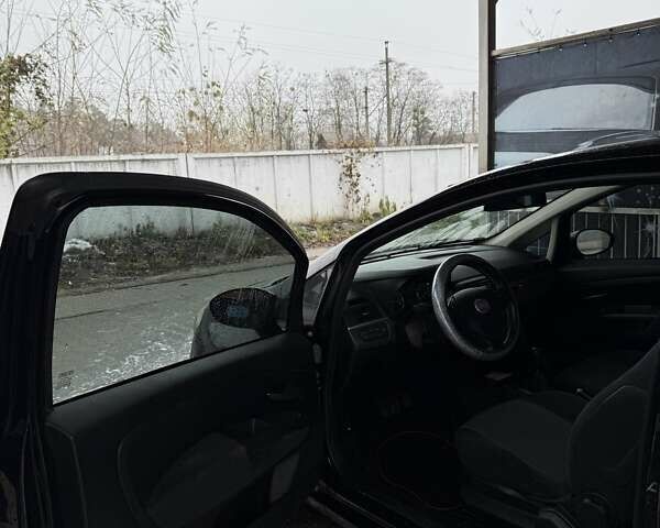 Черный Фиат Гранде Пунто, объемом двигателя 1.37 л и пробегом 156 тыс. км за 4000 $, фото 10 на Automoto.ua