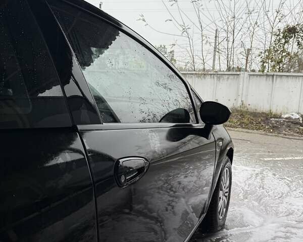 Черный Фиат Гранде Пунто, объемом двигателя 1.37 л и пробегом 156 тыс. км за 4000 $, фото 5 на Automoto.ua