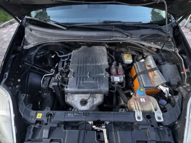 Черный Фиат Гранде Пунто, объемом двигателя 1.4 л и пробегом 248 тыс. км за 3600 $, фото 4 на Automoto.ua