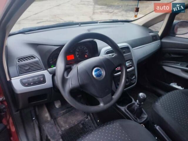 Червоний Фіат Гранде Пунто, об'ємом двигуна 1.24 л та пробігом 126 тис. км за 2200 $, фото 13 на Automoto.ua