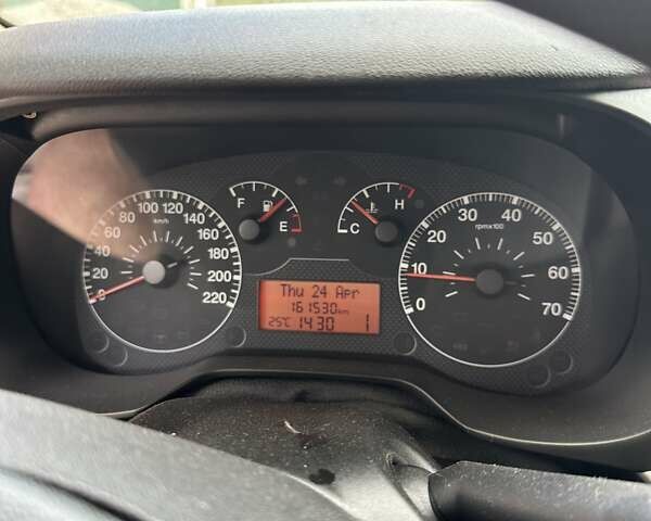Красный Фиат Гранде Пунто, объемом двигателя 1.37 л и пробегом 161 тыс. км за 2900 $, фото 8 на Automoto.ua