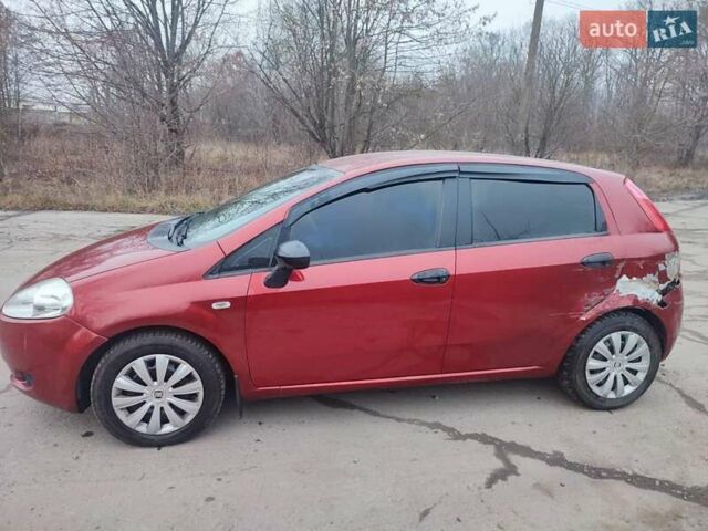 Червоний Фіат Гранде Пунто, об'ємом двигуна 1.24 л та пробігом 126 тис. км за 2200 $, фото 4 на Automoto.ua