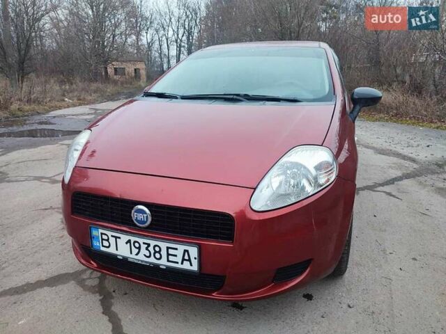 Червоний Фіат Гранде Пунто, об'ємом двигуна 1.24 л та пробігом 126 тис. км за 2200 $, фото 5 на Automoto.ua