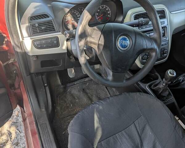 Червоний Фіат Гранде Пунто, об'ємом двигуна 1.37 л та пробігом 350 тис. км за 2900 $, фото 4 на Automoto.ua