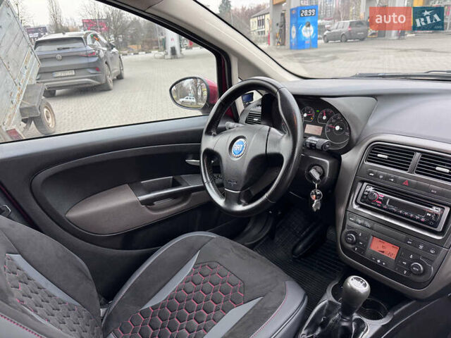 Красный Фиат Гранде Пунто, объемом двигателя 1.4 л и пробегом 236 тыс. км за 4700 $, фото 4 на Automoto.ua