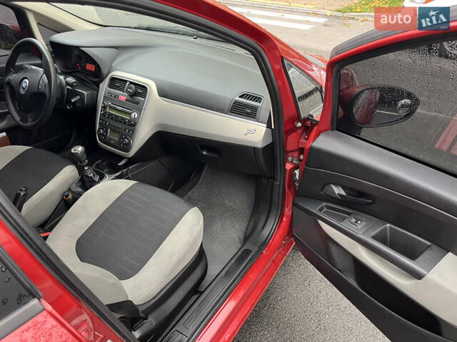 Червоний Фіат Гранде Пунто, об'ємом двигуна 1.37 л та пробігом 308 тис. км за 3900 $, фото 14 на Automoto.ua
