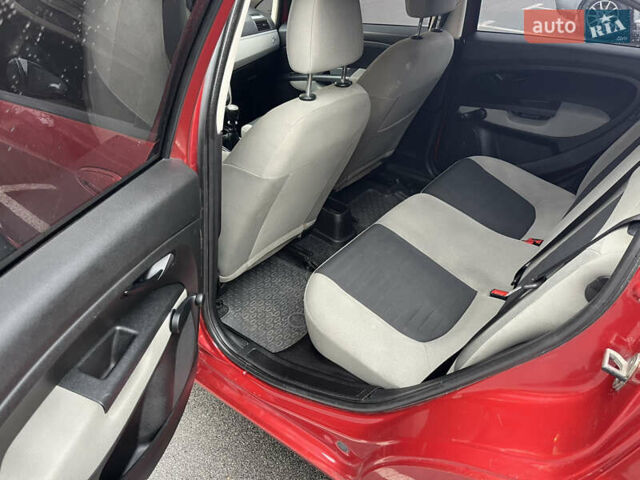 Червоний Фіат Гранде Пунто, об'ємом двигуна 1.37 л та пробігом 308 тис. км за 3900 $, фото 17 на Automoto.ua