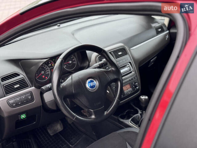 Красный Фиат Гранде Пунто, объемом двигателя 1.4 л и пробегом 236 тыс. км за 4700 $, фото 27 на Automoto.ua