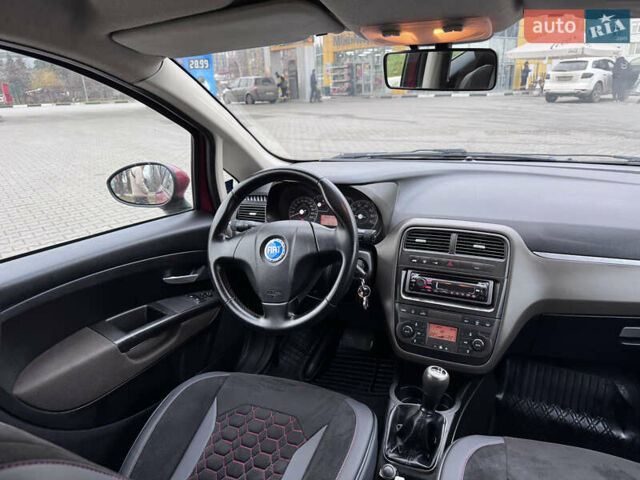 Красный Фиат Гранде Пунто, объемом двигателя 1.4 л и пробегом 236 тыс. км за 4700 $, фото 1 на Automoto.ua