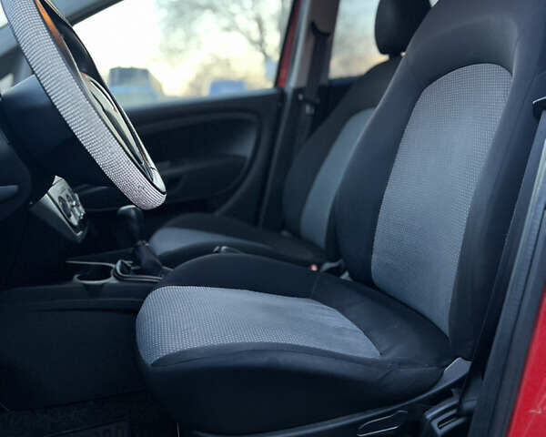 Красный Фиат Гранде Пунто, объемом двигателя 1.37 л и пробегом 139 тыс. км за 4999 $, фото 6 на Automoto.ua