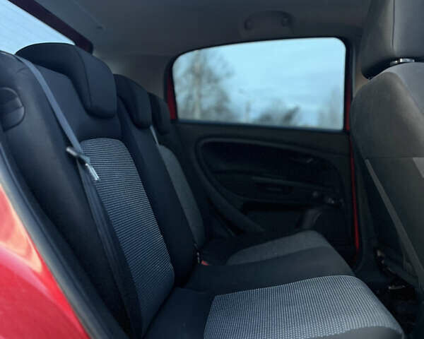 Красный Фиат Гранде Пунто, объемом двигателя 1.37 л и пробегом 139 тыс. км за 4999 $, фото 13 на Automoto.ua