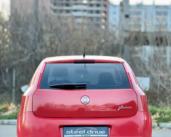 Красный Фиат Гранде Пунто, объемом двигателя 1.37 л и пробегом 139 тыс. км за 4999 $, фото 4 на Automoto.ua
