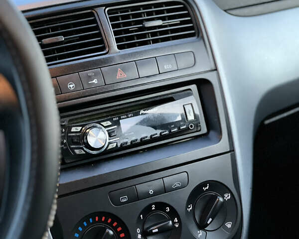 Красный Фиат Гранде Пунто, объемом двигателя 1.37 л и пробегом 139 тыс. км за 4999 $, фото 8 на Automoto.ua