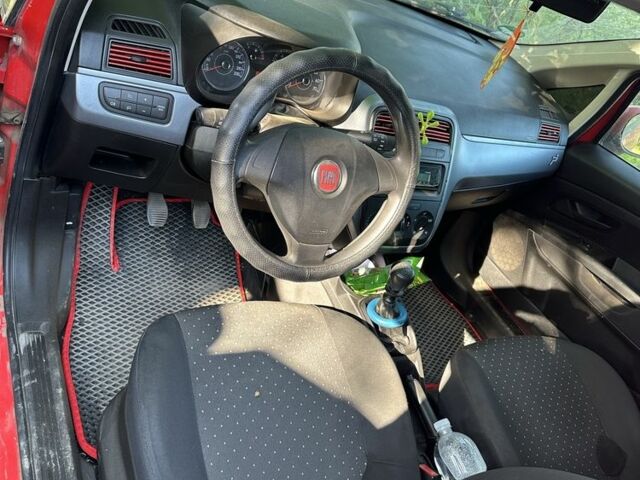Красный Фиат Гранде Пунто, объемом двигателя 1.2 л и пробегом 3 тыс. км за 1423 $, фото 5 на Automoto.ua