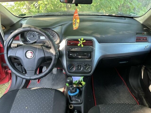 Красный Фиат Гранде Пунто, объемом двигателя 1.2 л и пробегом 3 тыс. км за 1423 $, фото 4 на Automoto.ua