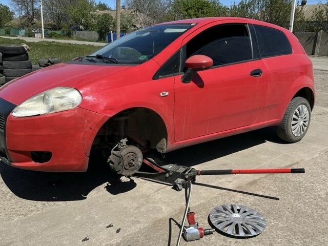 Красный Фиат Гранде Пунто, объемом двигателя 1.2 л и пробегом 3 тыс. км за 1423 $, фото 3 на Automoto.ua