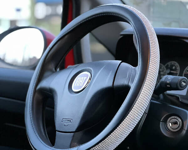 Красный Фиат Гранде Пунто, объемом двигателя 1.37 л и пробегом 139 тыс. км за 4999 $, фото 9 на Automoto.ua