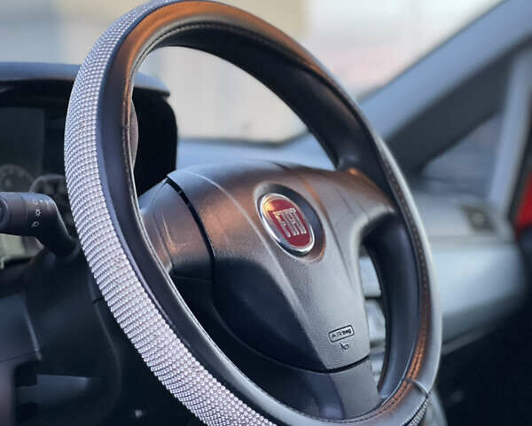 Красный Фиат Гранде Пунто, объемом двигателя 1.37 л и пробегом 139 тыс. км за 4999 $, фото 7 на Automoto.ua