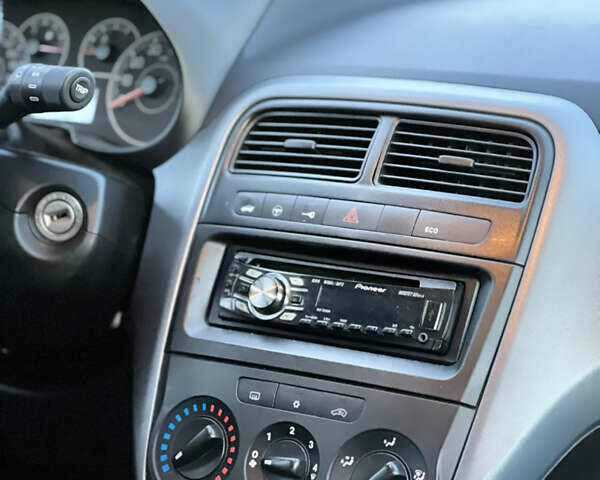 Красный Фиат Гранде Пунто, объемом двигателя 1.37 л и пробегом 139 тыс. км за 4999 $, фото 10 на Automoto.ua