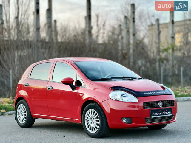 Красный Фиат Гранде Пунто, объемом двигателя 1.37 л и пробегом 139 тыс. км за 4999 $, фото 2 на Automoto.ua