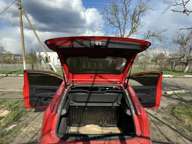 Красный Фиат Гранде Пунто, объемом двигателя 1.2 л и пробегом 3 тыс. км за 1423 $, фото 7 на Automoto.ua