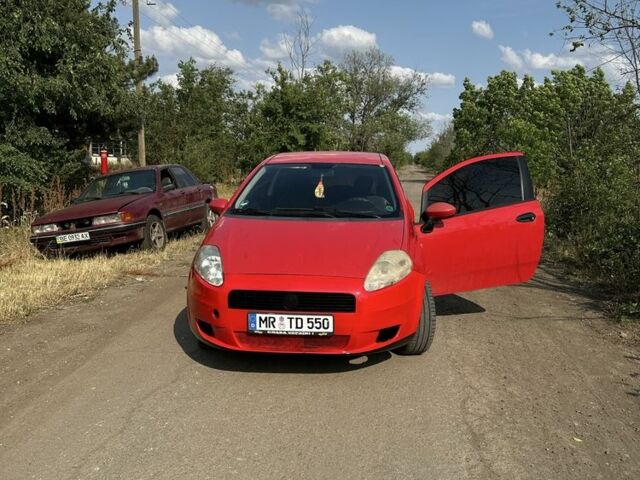 Красный Фиат Гранде Пунто, объемом двигателя 1.2 л и пробегом 3 тыс. км за 1423 $, фото 1 на Automoto.ua