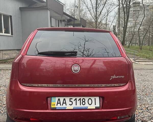 Красный Фиат Гранде Пунто, объемом двигателя 1.37 л и пробегом 132 тыс. км за 4300 $, фото 2 на Automoto.ua