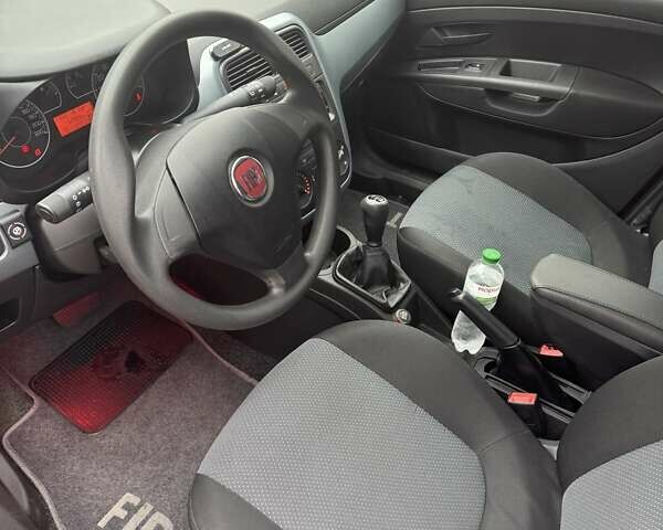 Красный Фиат Гранде Пунто, объемом двигателя 1.37 л и пробегом 132 тыс. км за 4300 $, фото 3 на Automoto.ua