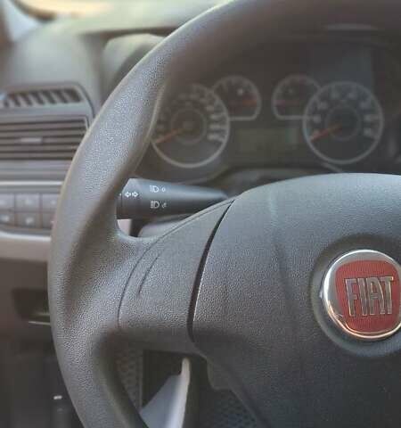 Красный Фиат Гранде Пунто, объемом двигателя 1.37 л и пробегом 147 тыс. км за 5600 $, фото 13 на Automoto.ua