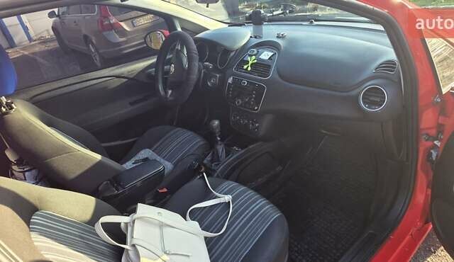 Красный Фиат Гранде Пунто, объемом двигателя 1.24 л и пробегом 160 тыс. км за 4800 $, фото 10 на Automoto.ua