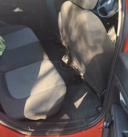 Красный Фиат Гранде Пунто, объемом двигателя 1.37 л и пробегом 147 тыс. км за 5600 $, фото 16 на Automoto.ua