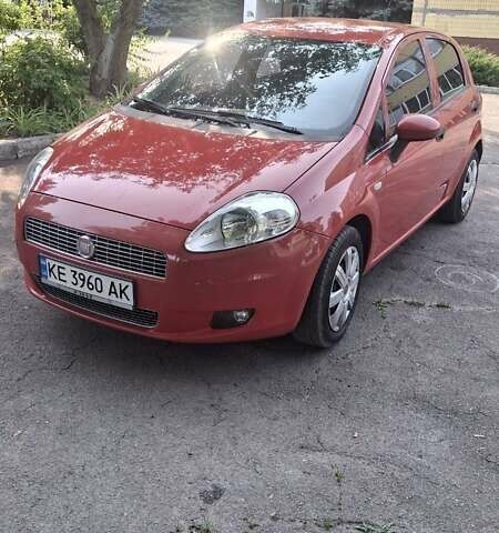 Красный Фиат Гранде Пунто, объемом двигателя 1.37 л и пробегом 147 тыс. км за 5600 $, фото 5 на Automoto.ua