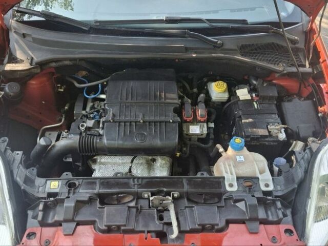 Красный Фиат Гранде Пунто, объемом двигателя 1.4 л и пробегом 147 тыс. км за 5900 $, фото 12 на Automoto.ua