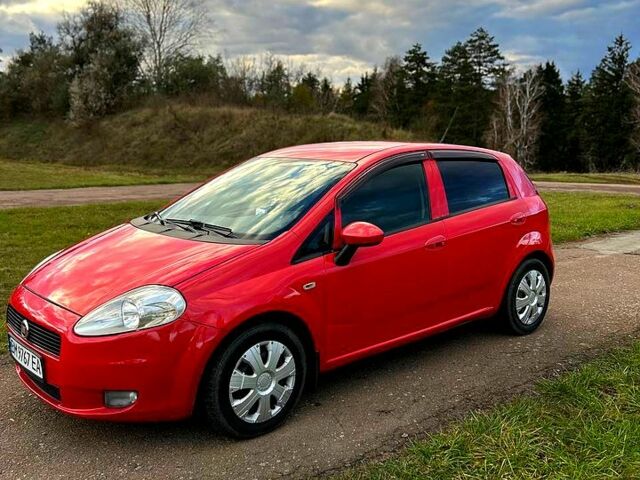 Красный Фиат Гранде Пунто, объемом двигателя 1.4 л и пробегом 208 тыс. км за 4700 $, фото 4 на Automoto.ua