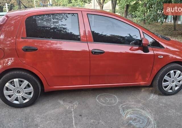 Красный Фиат Гранде Пунто, объемом двигателя 1.37 л и пробегом 147 тыс. км за 5600 $, фото 7 на Automoto.ua