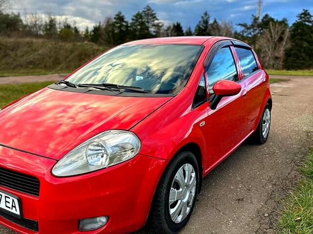 Красный Фиат Гранде Пунто, объемом двигателя 1.4 л и пробегом 208 тыс. км за 4700 $, фото 6 на Automoto.ua