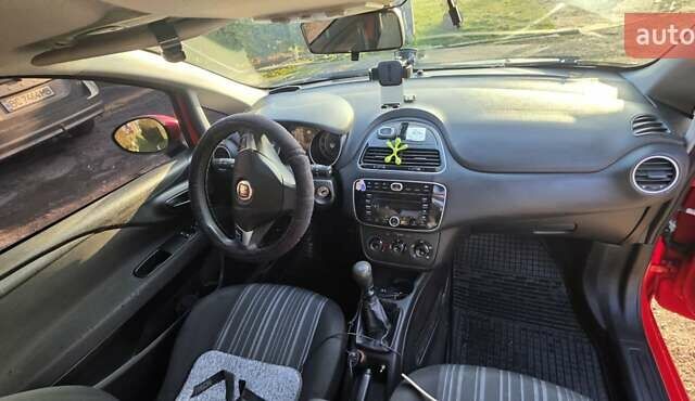 Красный Фиат Гранде Пунто, объемом двигателя 1.24 л и пробегом 160 тыс. км за 4800 $, фото 8 на Automoto.ua