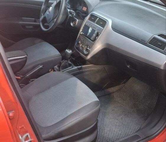 Красный Фиат Гранде Пунто, объемом двигателя 1.4 л и пробегом 147 тыс. км за 5900 $, фото 8 на Automoto.ua