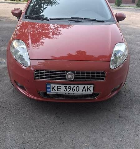 Красный Фиат Гранде Пунто, объемом двигателя 1.37 л и пробегом 147 тыс. км за 5600 $, фото 1 на Automoto.ua