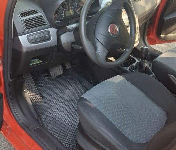 Красный Фиат Гранде Пунто, объемом двигателя 1.4 л и пробегом 147 тыс. км за 5900 $, фото 11 на Automoto.ua