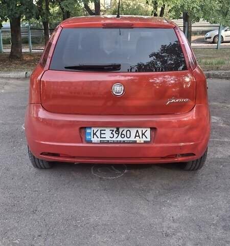 Красный Фиат Гранде Пунто, объемом двигателя 1.37 л и пробегом 147 тыс. км за 5600 $, фото 3 на Automoto.ua