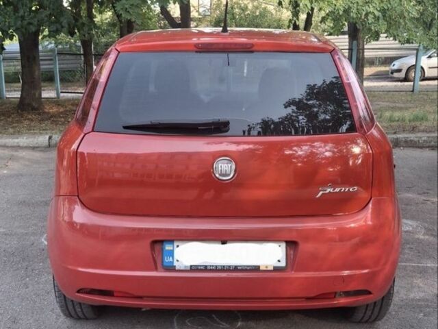Красный Фиат Гранде Пунто, объемом двигателя 1.4 л и пробегом 147 тыс. км за 5900 $, фото 5 на Automoto.ua