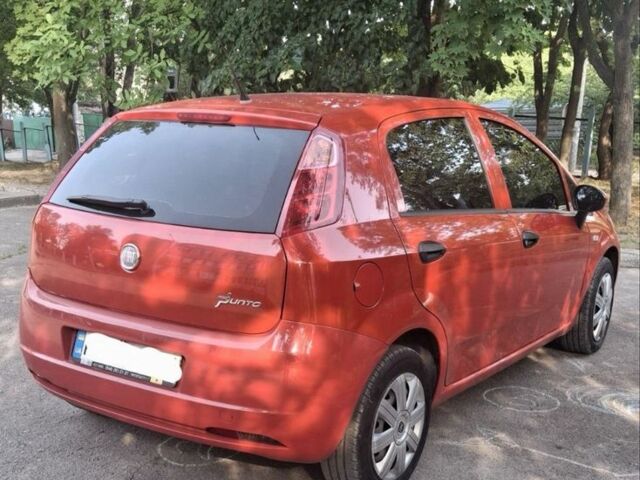 Красный Фиат Гранде Пунто, объемом двигателя 1.4 л и пробегом 147 тыс. км за 5900 $, фото 6 на Automoto.ua