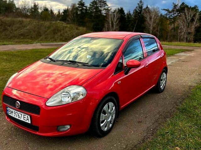 Красный Фиат Гранде Пунто, объемом двигателя 1.4 л и пробегом 208 тыс. км за 4700 $, фото 1 на Automoto.ua