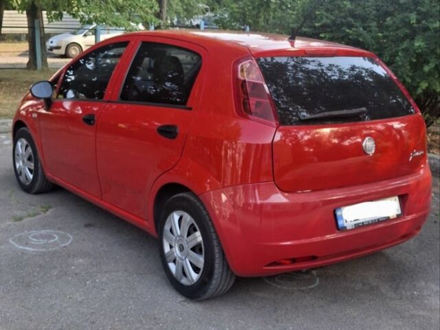 Красный Фиат Гранде Пунто, объемом двигателя 1.4 л и пробегом 147 тыс. км за 5900 $, фото 4 на Automoto.ua