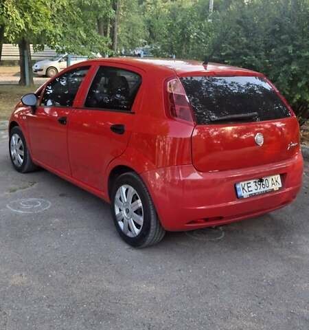 Красный Фиат Гранде Пунто, объемом двигателя 1.37 л и пробегом 147 тыс. км за 5600 $, фото 2 на Automoto.ua
